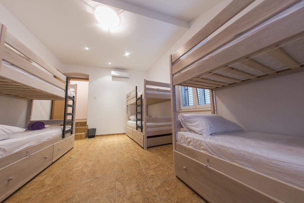 City Hostel Trogir Ruang foto
